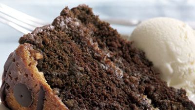 Praline Turtle Cake