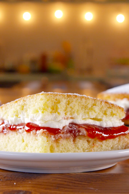 Victoria Sponge Traybake